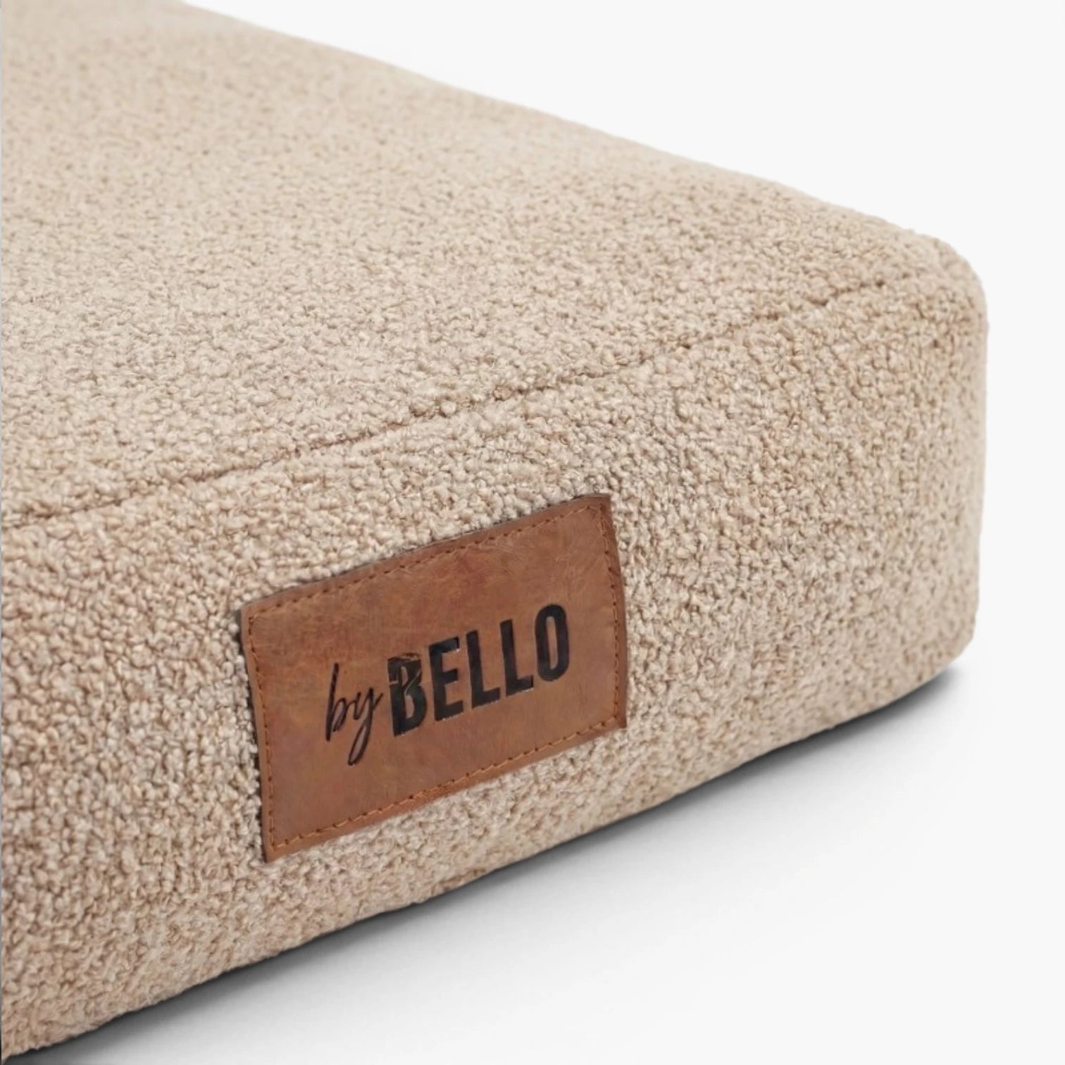Beige Hundematratze mit weichem Bouclé-Bezug im Detail